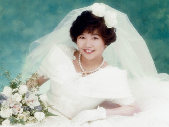 麦玲玲于1994年与老公何德结婚时拍的婚纱照。网图
