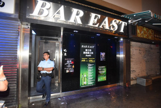 一名男子于土瓜湾一间酒吧袭击两名女子，其后夺门离去。