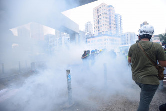 警方多次发放催泪弹驱散示威者。