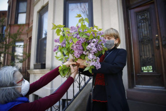 卡宁厄姆及其他居民送上鲜花等物品，协助筹办丧礼。AP