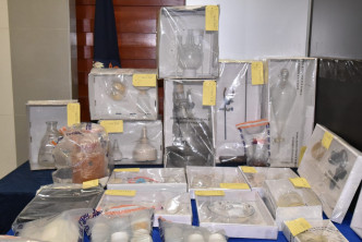 警方搜出大批毒品及製毒工具。