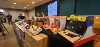 海關昨日採取特別行動，打擊售賣遊戲機規避器件和盜版遊戲。楊偉亨攝