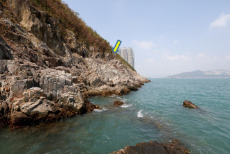 東區黑角頭石刻位於海岸懸崖上。