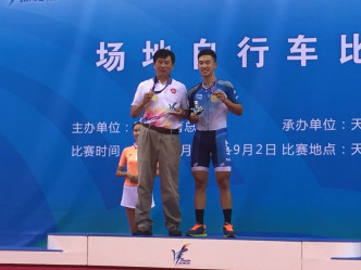 梁峻荣(右)于男子全能赛夺金,与总教练沈金康(左)一同登上颁奖台。
