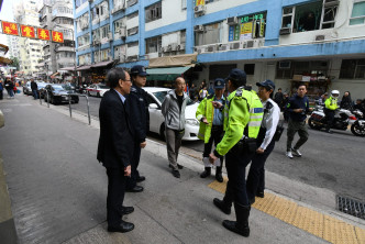 协助警员追捕匪徒的男子(中间灰衫)及金行负责人(左)。 梁国峰摄