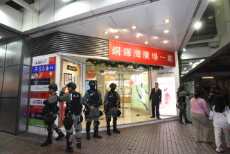 防暴警察驻守。