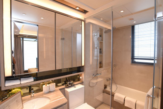 主人浴室兼備浴缸及淋浴間，並設通風窗。（1A座28樓A室，經改動連裝修示範單位）