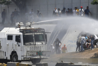 政府军出动装甲车。　AP图片