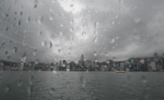 天文台指明日仍然有狂风骤雨。