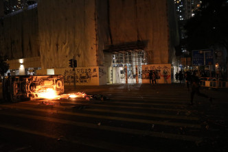 示威者放火燒車。