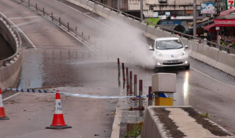 青山公路葵涌段來回方向近打磚坪街橋位較早時水浸， 其中往荃灣方向封閉