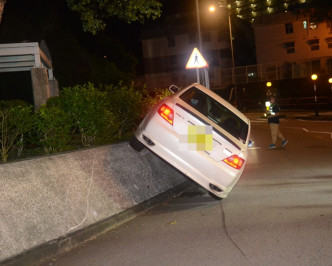 車身打斜擱於花槽石壆上。