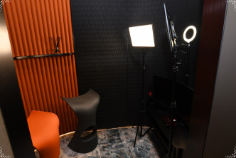 可供直播用的房间配备专业影音设备。