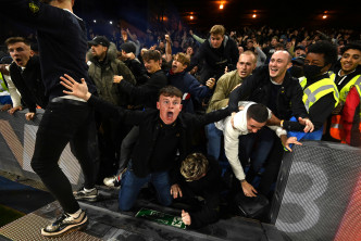 白礼顿球迷冲出来庆祝。 Reuters