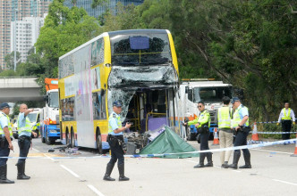 城巴車頭嚴重損毀。