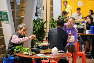 市民打邊爐、食雞煲驅走寒意。