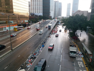 通往中環的天橋及路邊遺下大批垃圾。