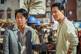 趙寅成（右）在片中飾演情報員。