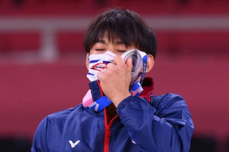 杨勇纬把奖牌贴在面颊的举动令他爆红。