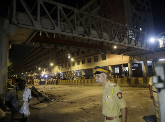 孟买中央火车附近一条行人天桥昨晚突然倒塌，造成最少6人死亡。AP