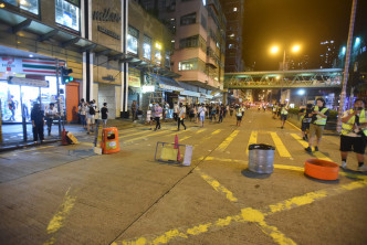有市民在欽州街一帶以垃圾筒等雜物設置路障。