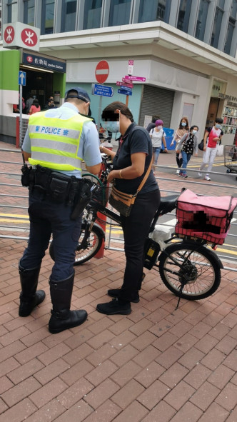 警方在西九龙打击驾驶电动单车。 警方图片