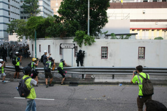示威者與警方爆發激烈衝突