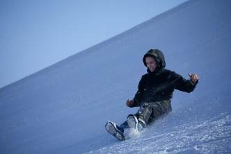 滑起雪来跟小朋友般开心。