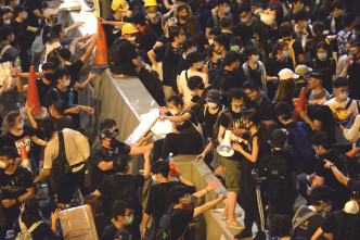 大批示威者佔據夏慤道