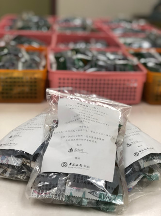 東華三院的中醫團隊特別製作及派發15,000包中藥茶飲，為前線醫護打氣。