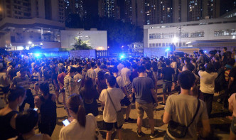 深夜仍有大批示威者包圍觀塘警署。