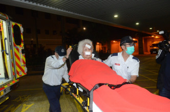 老婦面部受傷，清醒被送往東區醫院治理。
