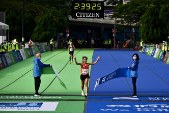 跑手姚洁贞全马夺冠。