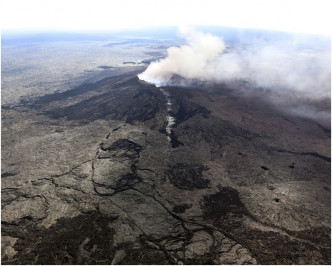 夏威夷基拉韋厄火山周五繼續爆發及噴出火山灰。AP