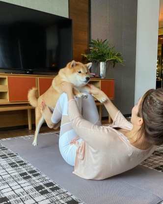 张曦雯同Nala去staycation都不忘做瑜珈。