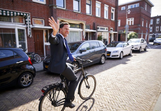 荷蘭首相呂特也踩單車到票站投票。AP圖片
