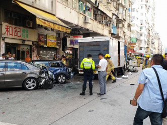 多辆停泊汽车被撞上行人路。香港交通突发报料区