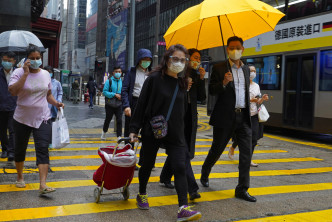 香港市民到现时仍戴上口罩防疫。AP