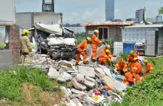落马洲一辆货车撞毁一间石屋，司机及屋内男子死亡。