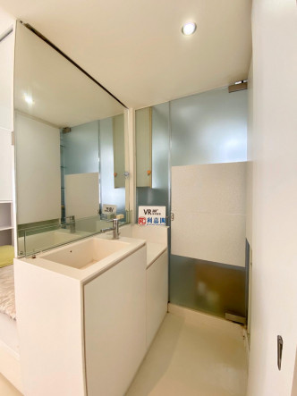 浴室採乾濕分離設計，設獨立淋浴間。