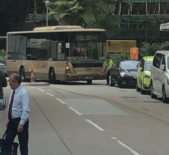 巴士转弯被违泊私家车顶住。网民Ho Siu Yip图片