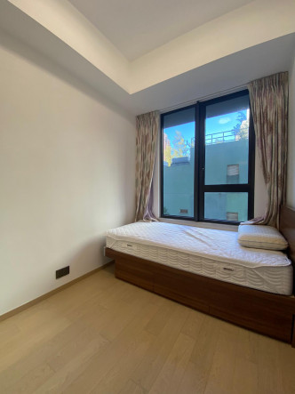 房間以白色牆身配上木地板，容易配搭家具。