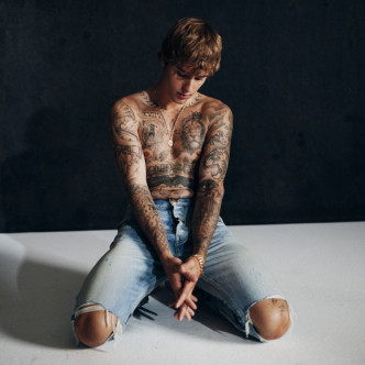 Justin Bieber成个上半身都有纹身。
