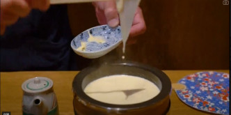 坤哥与Jarvis在京都品尝豆腐料理。