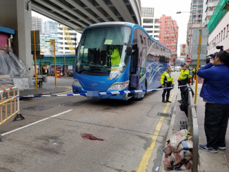 地上遺下血跡。 林思明攝