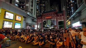 網民在香港仔中心舉行社區放映會。