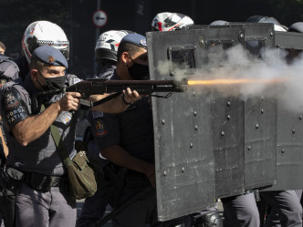 聖保羅市警方使用催淚氣體彈驅散示威者。AP