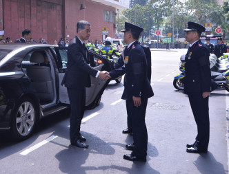 行政长官梁振英与在场人员握手。