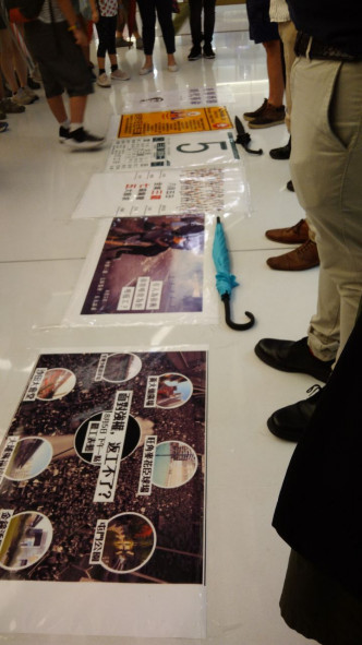 有抗議人士在新城市廣場展示海報及標語。網上圖片