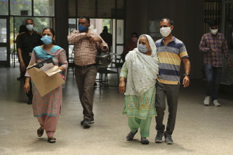 印度市民到醫院諮詢。 AP
